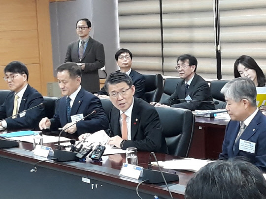 은성수 금융위원회 위원장이 16일 오후 서울 광화문 금융위원회 대회의실에서 열린 저축은행 10개사 CEO(최고경영자)와의 간담회에서 말하고 있다. 황병서 기자